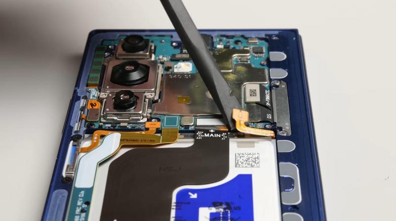 A Samsung legújabb innovációja, a duplán összecsukható TriFold telefon, három különálló akkumulátorral rendelkezik, amely lehetővé teszi a hosszabb üzemidőt és a fokozott teljesítményt.