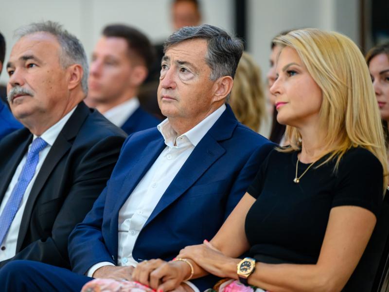 Aznap Mészárosék helikoptere a Bodrogkeresztúr melletti égbolton szelte át a teret, éppen akkor, amikor Várkonyi Andrea a díszpolgári címét ünnepélyes keretek között átvette. | szmo.hu