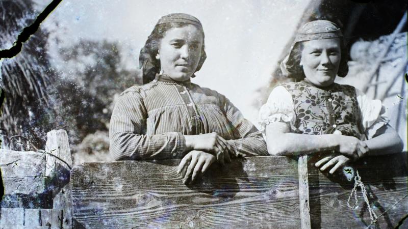 „Nem bántam, ha a szolgálóra vetette a szemét, így legalább nem kószált más irányba.” – mesélnek a magyar parasztasszonyok az élet nehézségeiről és egyszerű örömeiről, ahogy száz évvel ezelőtt éltek.