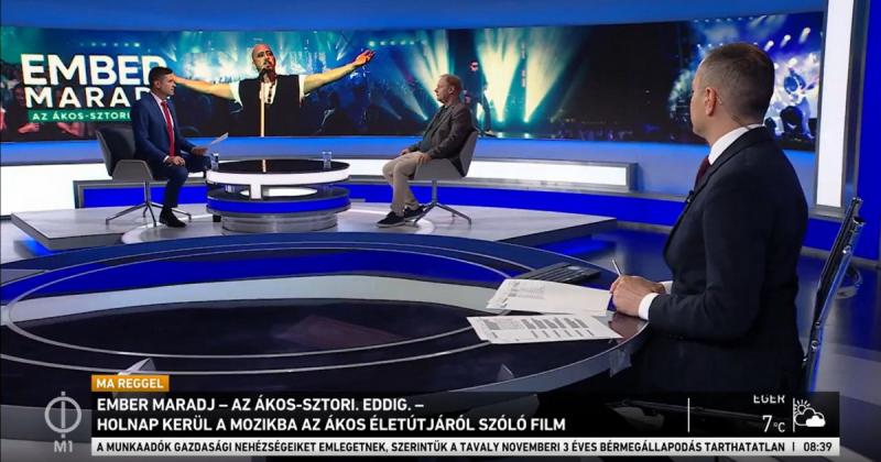 A háttérben egy másik Ákos képe bontakozott ki az M1-en, miközben a rendező a Kovács Ákos életéről szóló filmről folytatott beszélgetést.
