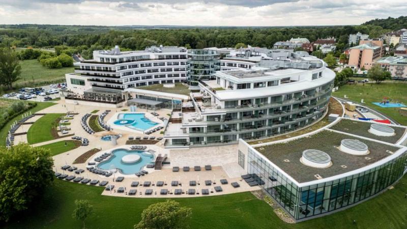 Fedezd fel a MICHELIN Guide által ajánlott szállodát, ahol minden hónap egy új kulináris élményt kínál! Itt a gasztronómia és a kényelem találkozik, minden hónapban friss ízekkel és kreatív fogásokkal várva a vendégeket. Merülj el a változatos ízek világá