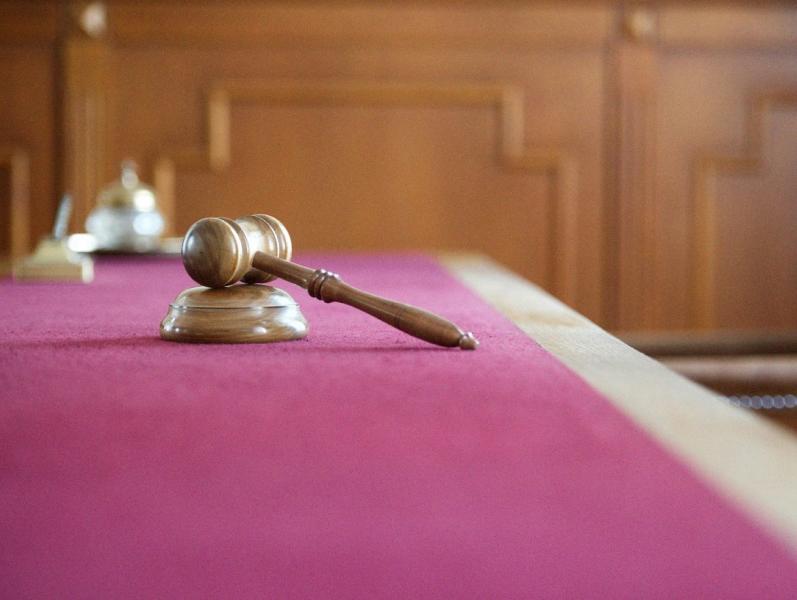 A szegedi nő ellen eljárás indult, miután kiderült, hogy a fiktív diákok után igényelt oktatási normatívát lakásokra, ruhákra és utazásokra fordította. Az ügy komoly felháborodást keltett a közvéleményben, hiszen a csalás révén elvett források az oktatás 