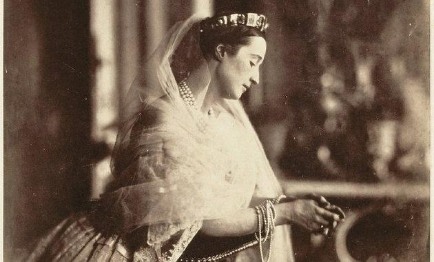 Eugénie de Montijo – a császárné, aki varázslatos bájával elrabolta Napóleon szívét. Spanyol származású szépség, aki nemcsak férje, de a történelem színpadán is maradandót alkotott. Fényűző stílusa és intelligenciája révén nem csupán a császári udvar éksz