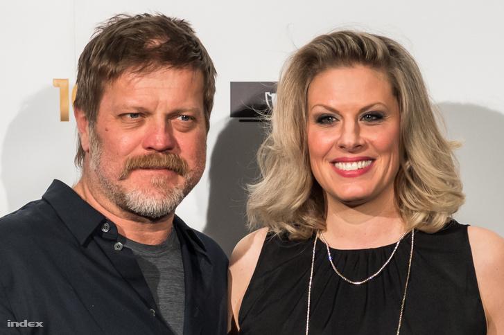 Felfedeztek egy régi fényképet Oroszlán Szonjáról és Szabó Győzőről, amely 2002-ből származik, és meglepően eltérnek a ma megszokott megjelenésüktől.