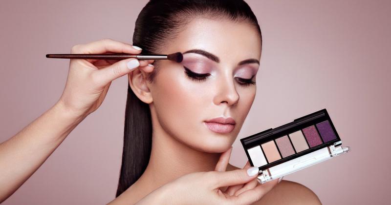 Az emberek sminkelésének eredete érdekes és sokszínű, mivel nem csupán a szépség kifejezéséről van szó. Az arcok díszítése mélyen gyökerezik a kultúrákban és a hagyományokban, és sok esetben rituális vagy társadalmi jelentőséggel bírt. Az emberek sminkje 