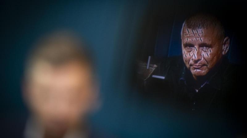 Itt van a törvényjavaslat, amely alapján Ruszin-Szendi Romulusz fegyvertartási engedélye megvonásra kerülhet.