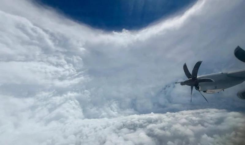 Az amerikai légierő merész akciót hajtott végre, amikor berepült a Melissa hurrikán szívébe, és elképesztő felvételeket rögzítettek a természeti jelenség közepéből - nézd meg a videót!