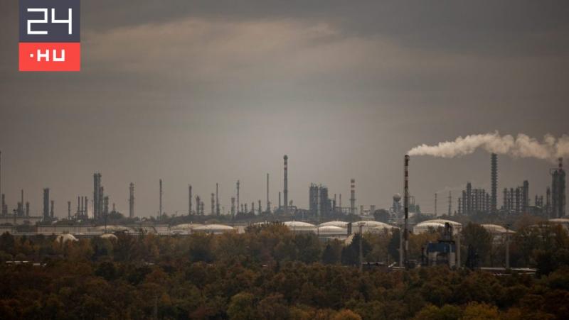 Százhalombattán Orbán Viktor a külső fenyegetésekről beszélt, hangsúlyozva a nemzet védelmét és a közös összefogás fontosságát. A politikai vezető kiemelte, hogy a kihívásokkal teli időszakokban elengedhetetlen a stabilitás és az egység megőrzése. A rende