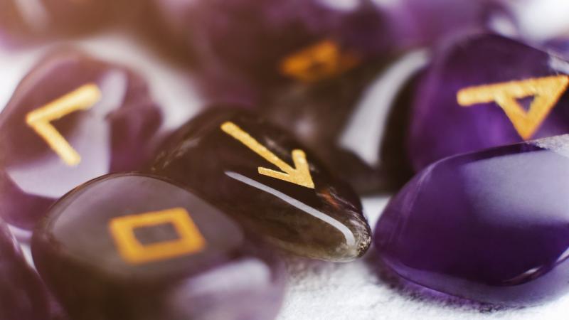 2026 a számmisztika világában az új kezdetek és a tudatos teremtés éveként ragyog. Ez az esztendő lehetőséget kínál arra, hogy új irányokat vegyünk, és tudatosan formáljuk életünket. A számok energiái segítenek abban, hogy átlépjünk a korábbi határainkon,